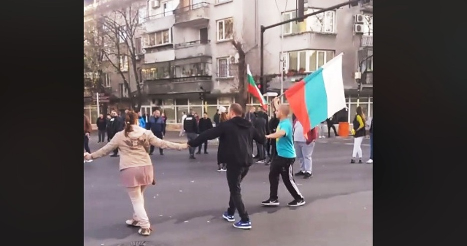 С хора и музика: И във Варна протестираха срещу скъпите горива (ВИДЕО)