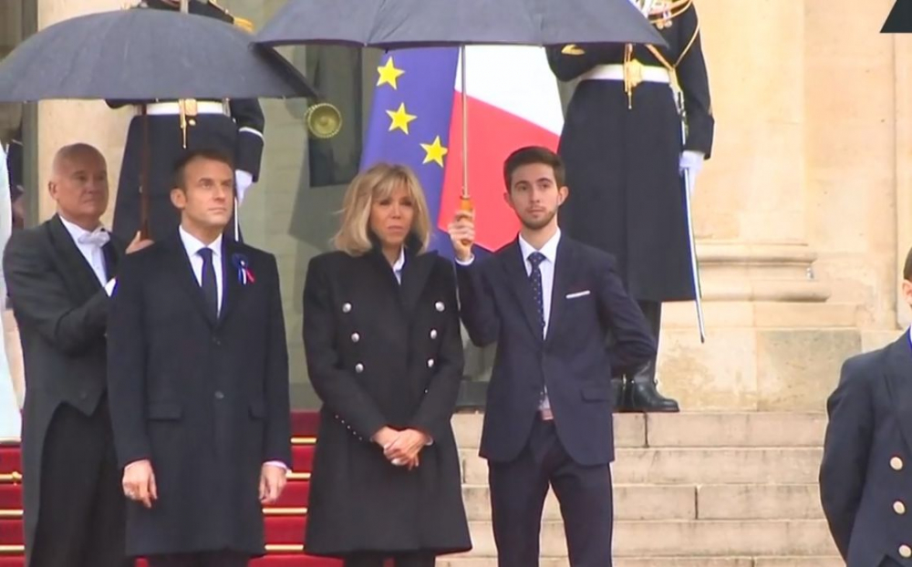 С широки усмивки под дъжда: Еманюел и Бриджит Макрон посрещат световните лидери пред Елисейския дворец (НА ЖИВО)