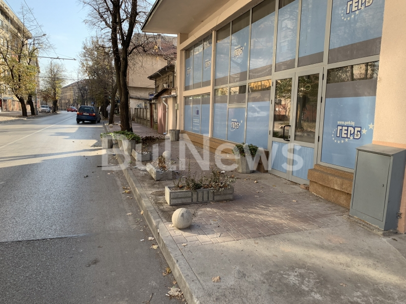 Атентат срещу ГЕРБ във Враца! Двама атакуваха с кола офис на партията в града (СНИМКИ)