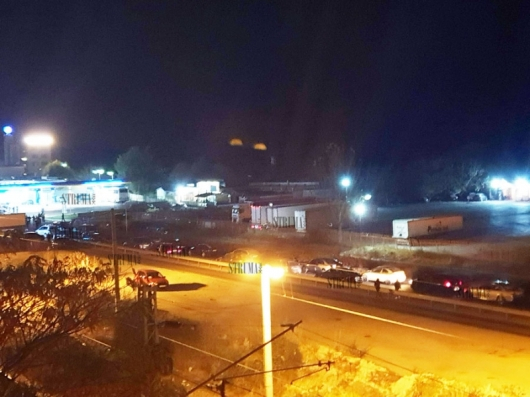 Блокадата на "Кулата" продължава с пълна сила, колоната от чакащи е огромна (СНИМКИ)