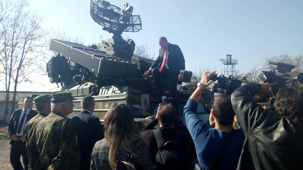 Румен Радев яхна бойна машина "Оса" в Карлово, какви ги върши там президентът (СНИМКИ) 