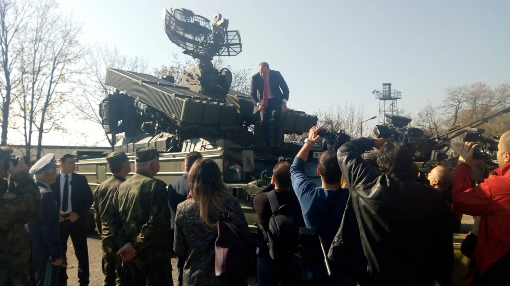 Румен Радев яхна бойна машина "Оса" в Карлово, какви ги върши там президентът (СНИМКИ) 