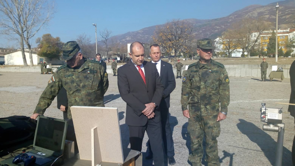 Румен Радев яхна бойна машина "Оса" в Карлово, какви ги върши там президентът (СНИМКИ) 