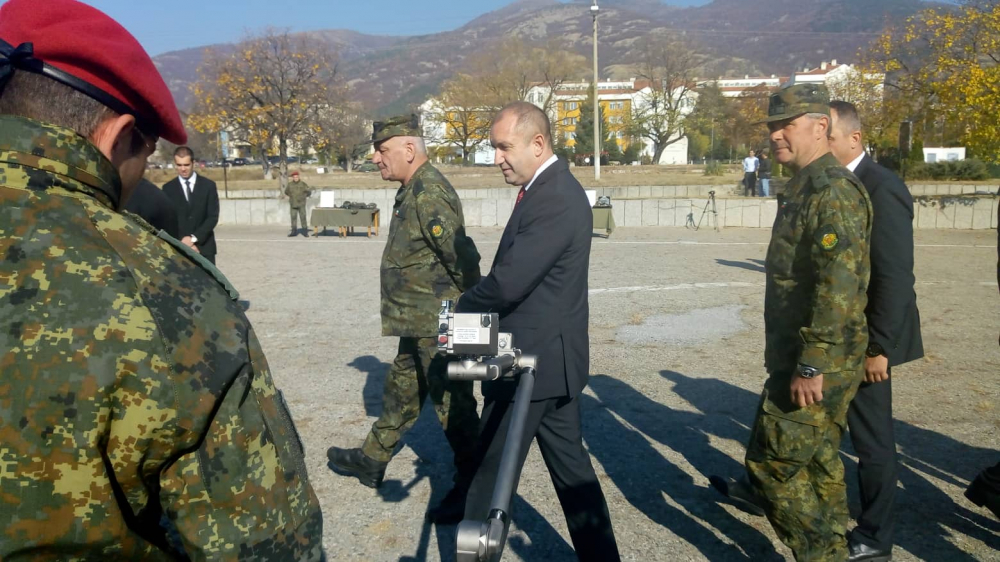 Румен Радев яхна бойна машина "Оса" в Карлово, какви ги върши там президентът (СНИМКИ) 