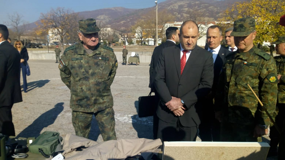 Румен Радев яхна бойна машина "Оса" в Карлово, какви ги върши там президентът (СНИМКИ) 