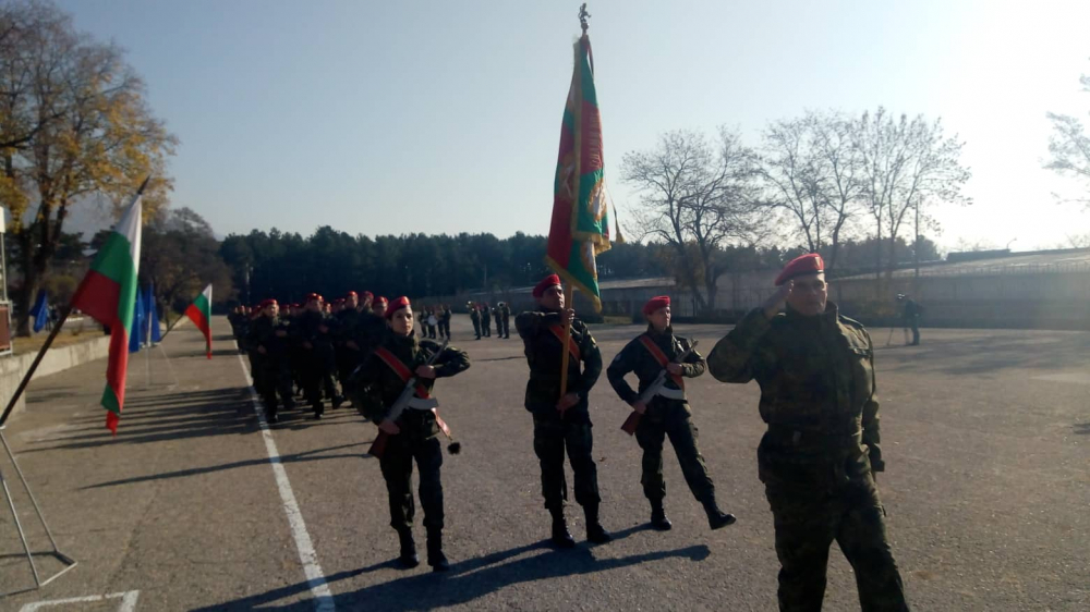 Румен Радев яхна бойна машина "Оса" в Карлово, какви ги върши там президентът (СНИМКИ) 