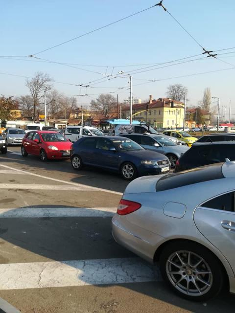 Тези СНИМКИ показват защо столичният бул. "Сливница" беше парализиран днес