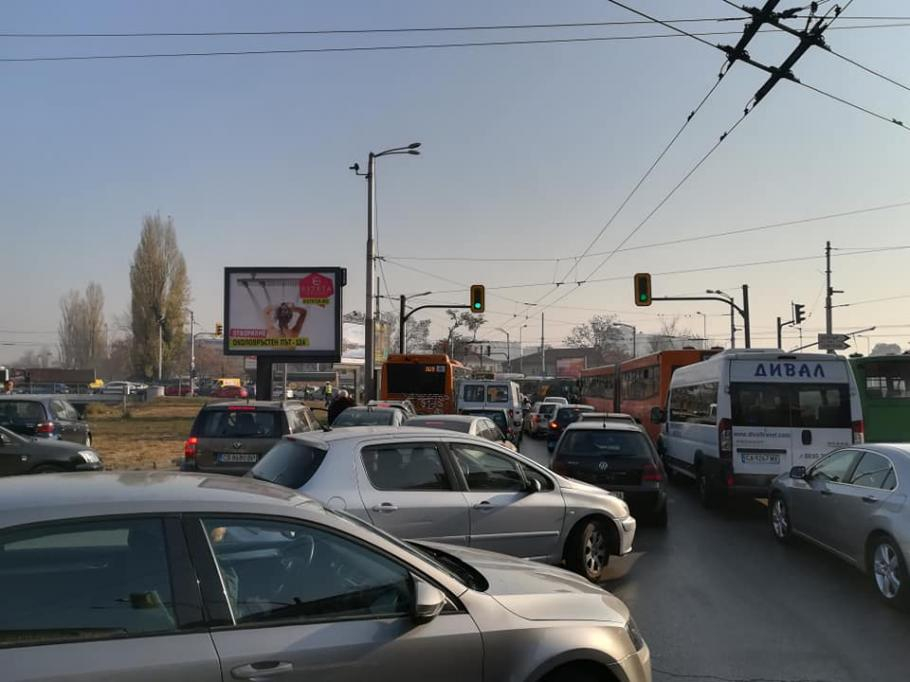 Тези СНИМКИ показват защо столичният бул. "Сливница" беше парализиран днес