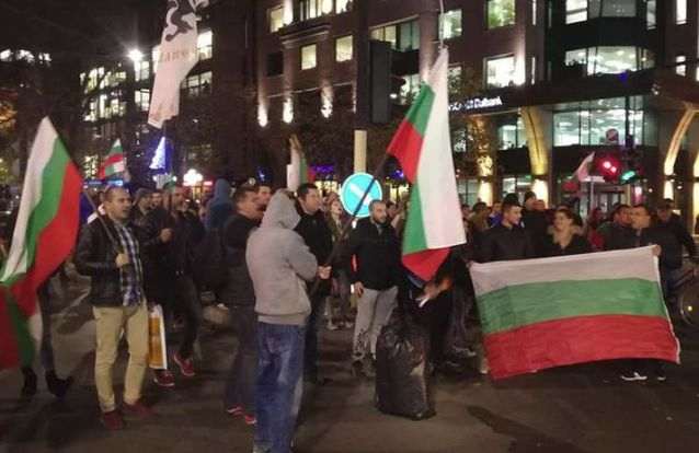 Извънредно от Варна: Протестиращи се млатиха пред Общината в града (СНИМКИ/ВИДЕО)