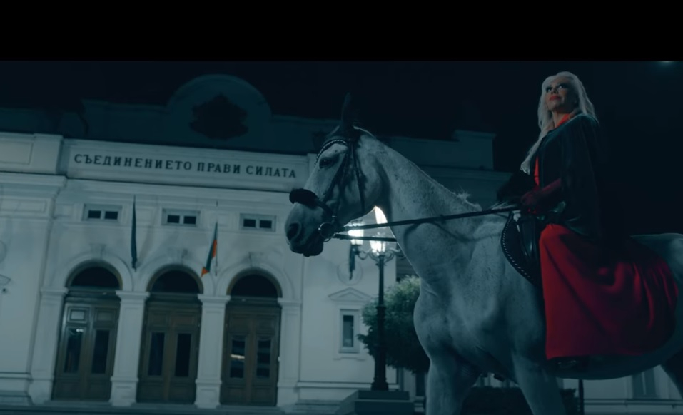 Първо в БЛИЦ! Мега излагация на Луна с мазен гюбек пред парламента (ВИДЕО)