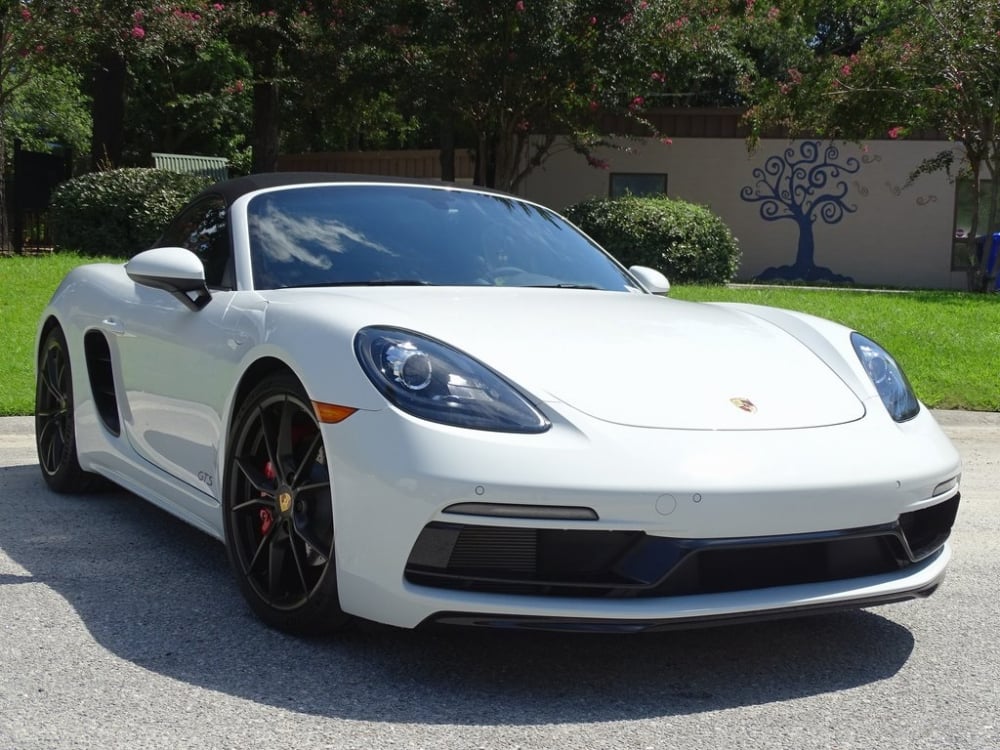 Разярена блондинка грабна брадва и потроши Porsche на улицата пред шокираните очевидци! (СНИМКИ/ВИДЕО)
