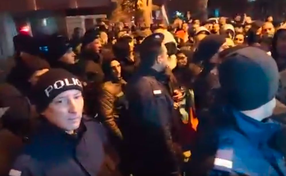 Ексклузивно ВИДЕО само в БЛИЦ показва как ескалира ситуацията във Варна! (СНИМКИ)
