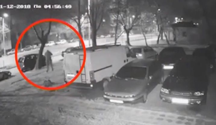 Спипаха столичанин да краде нещо странно всяка вечер от различен блок (ВИДЕО)