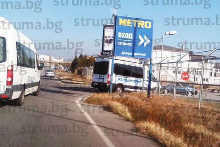 Паника в Югозапада: Целият регион е осеян с полицаи, а жандармерия се изсипа на изхода на Благоевград (СНИМКИ)