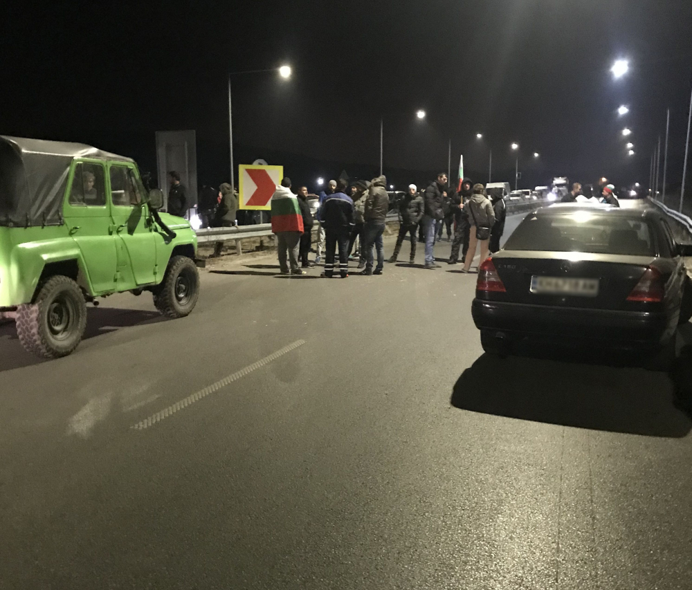 Читател на БЛИЦ: 18 човека са блокирали 900 коли край Драгичево (СНИМКА)