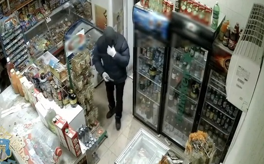 Смела продавачка прогони въоръжен крадец с дръжката на метлата (ВИДЕО)