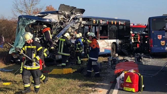 Зверска касапница! Два училищни автобуса се удариха челно - десетки са ранени (ВИДЕО)