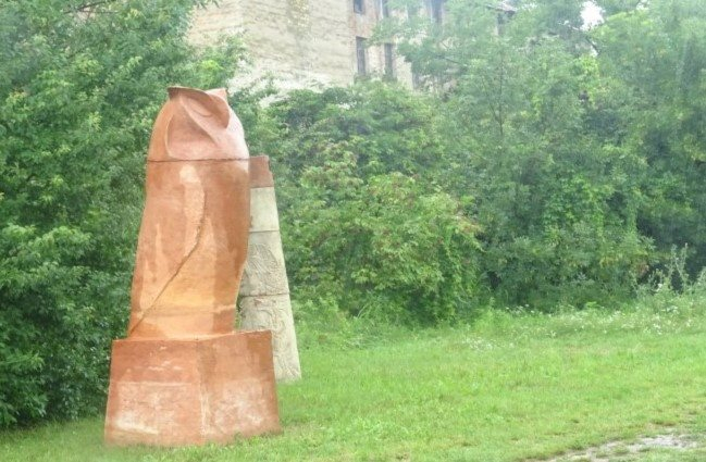 Потрес в Сърбия! Огромен пенис "изникна" насред градче! Да, ама не съвсем (СНИМКИ)