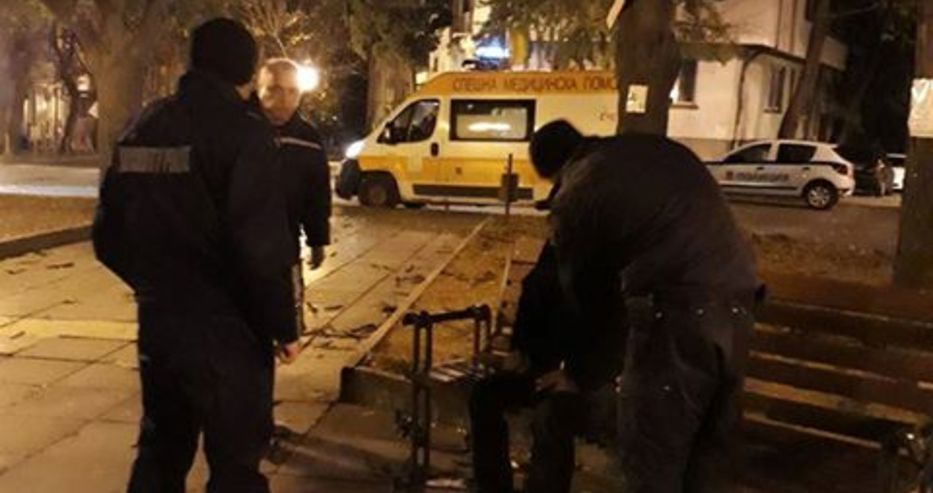 Посред нощ полицай видяха мъж да лежи безпомощно на пейка в Шишковата градина във Варна , а случилото се след това е невероятно (СНИМКИ)