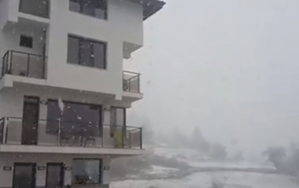 Зимата вече е в България! Уникални СНИМКИ и ВИДЕО