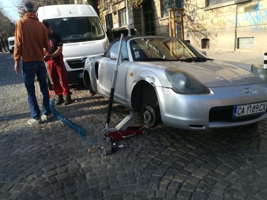 Стотарка за смяна на гумите на колата пред блока и хотел