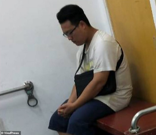 Перверзник лъже жени в асансьор, че ги е полазил паяк, и започва да ги ... (ВИДЕО)