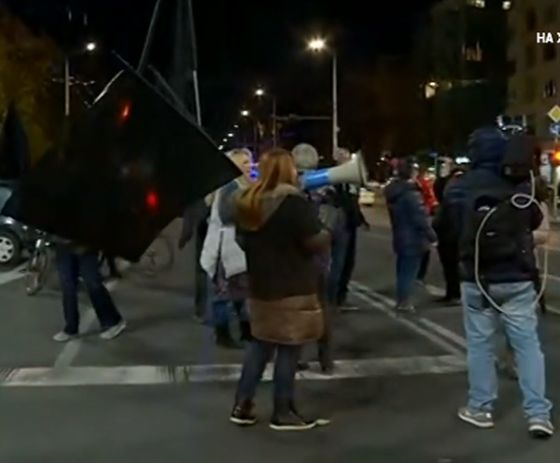 Хоро се вие на „Орлов мост” след оставката на Симеонов, майките скандират: Победа, победа! (ВИДЕО)