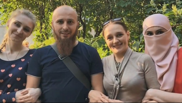 Ванката живее с три жени, наказва непослушните с липса на секс