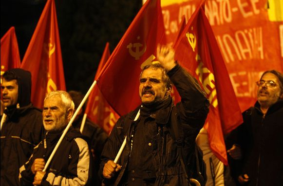 Размирици в Гърция! Хвърляха коктейли Молотов по полицията в Атина (СНИМКИ)