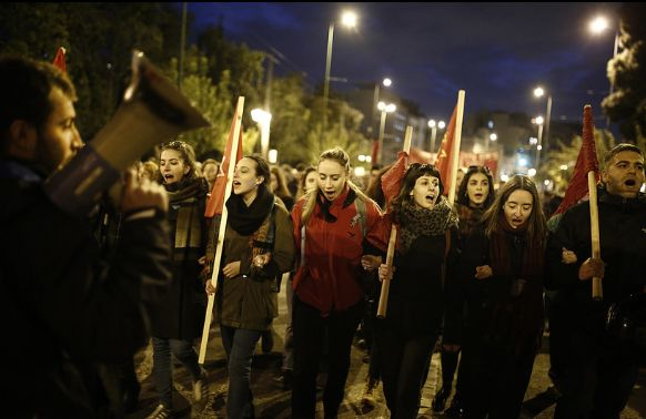 Размирици в Гърция! Хвърляха коктейли Молотов по полицията в Атина (СНИМКИ)