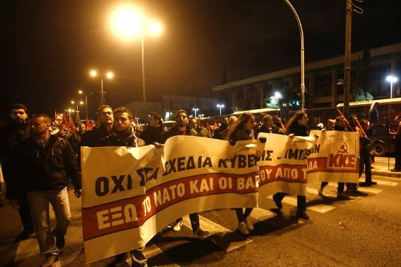 Размирици в Гърция! Хвърляха коктейли Молотов по полицията в Атина (СНИМКИ)