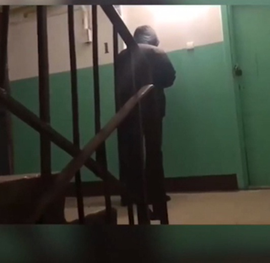 Пиян Отело репетира реч за пред жена си пред стена във входа (ВИДЕО)