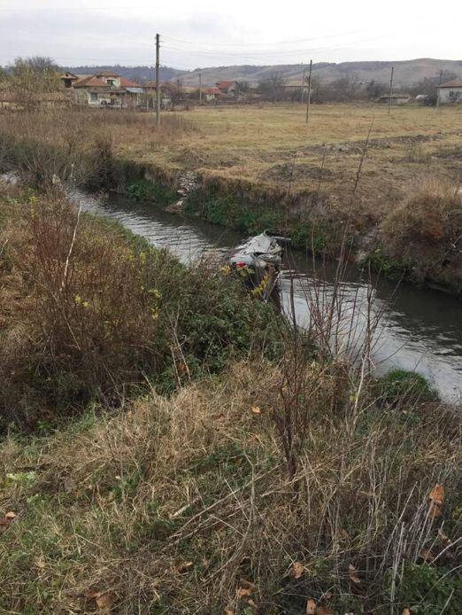 Голф изпусна завой в Шуменско и сътвори невиждана катастрофа (ЗРЕЛИЩНИ СНИМКИ)