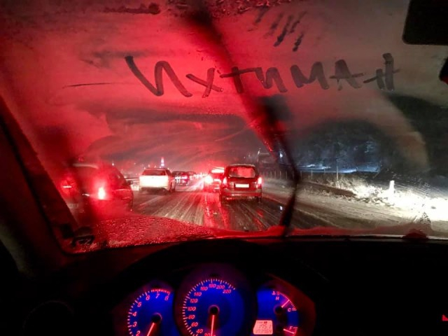Честито! Първи сняг падна в София (СНИМКИ)