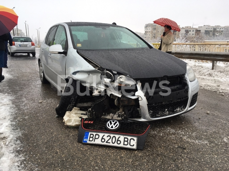 Внимание, шофьори! Ледено бедствие в Северозапада, коли се въртят като пумпали по шосетата (СНИМКИ)