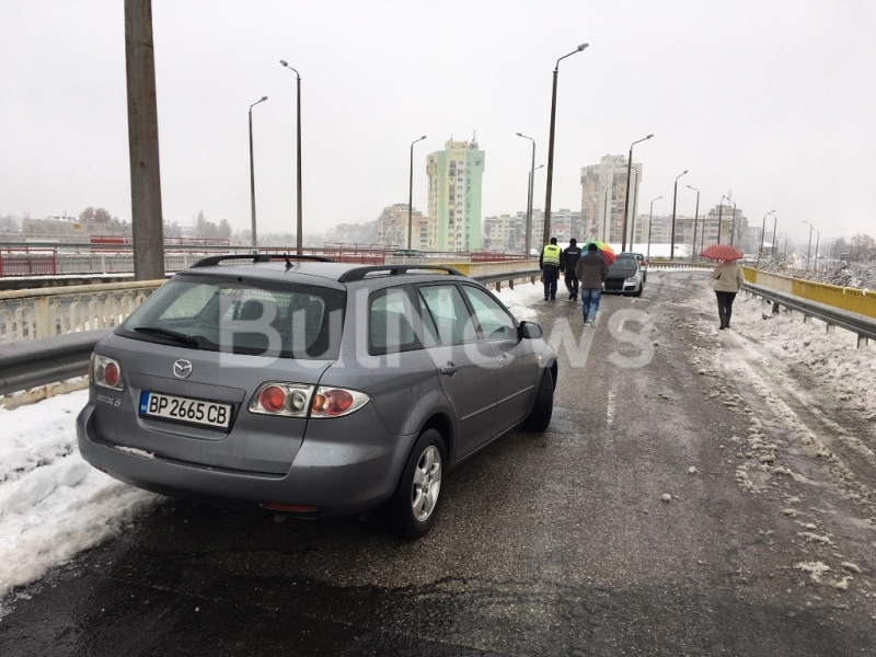 Внимание, шофьори! Ледено бедствие в Северозапада, коли се въртят като пумпали по шосетата (СНИМКИ)