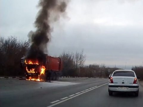 Водач се опита с яке да угаси пламналия си камион (ВИДЕО)