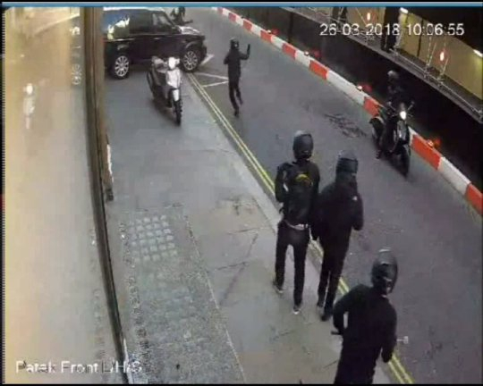 Намушкаха със самурайски меч и съсякоха с брадва българин в Лондон, а той стана герой, защото... (СНИМКИ/ВИДЕО)