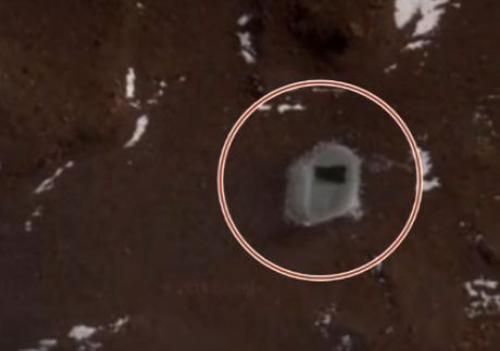 Мистерия в Антарктида! Уфолози се чудят какъв е този обект, който прилича на люк с плосък правоъгълен прозорец (ВИДЕО)