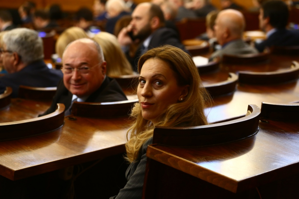 Марияна Николова вече е в парламента! Ето какво направи първо (СНИМКИ)