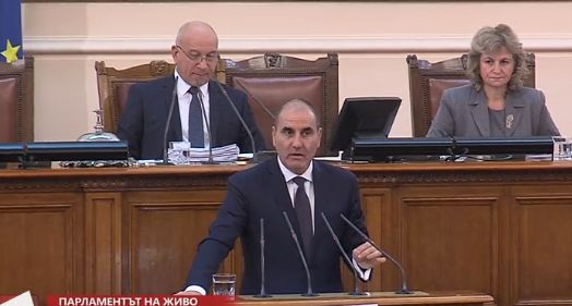 Депутатите подскочиха като ужилени заради заплахата на Нинова, а Цветанов... (СНИМКИ)