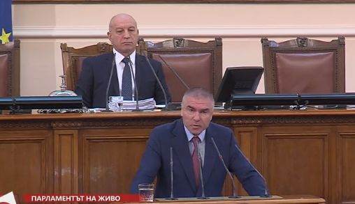 Депутатите подскочиха като ужилени заради заплахата на Нинова, а Цветанов... (СНИМКИ)