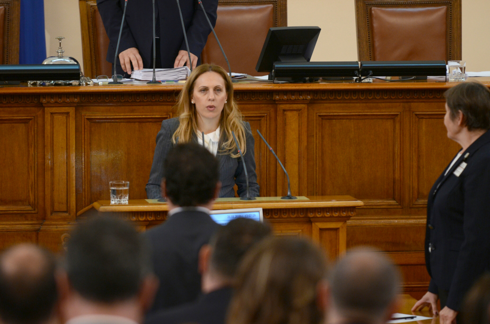 Вицепремиерът Николова със спешни мерки срещу демографската криза