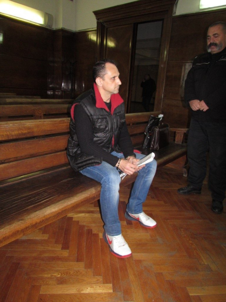 Този похотлив даскал от Русе прави секс с 14-годишна ученичка и блудства с друго момиче, едната опита да се самоубие!  (СНИМКИ)