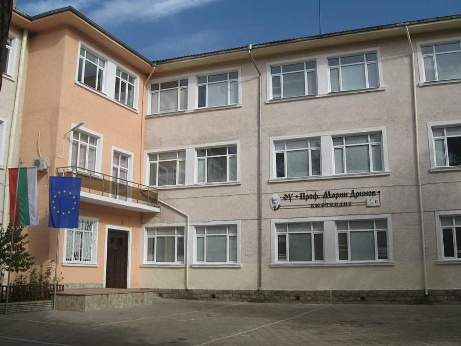 Почервенял от яд, чичо Румен влезе в класната стая, за да ремонтира чиновете, но Гого се обади и стана страшно 