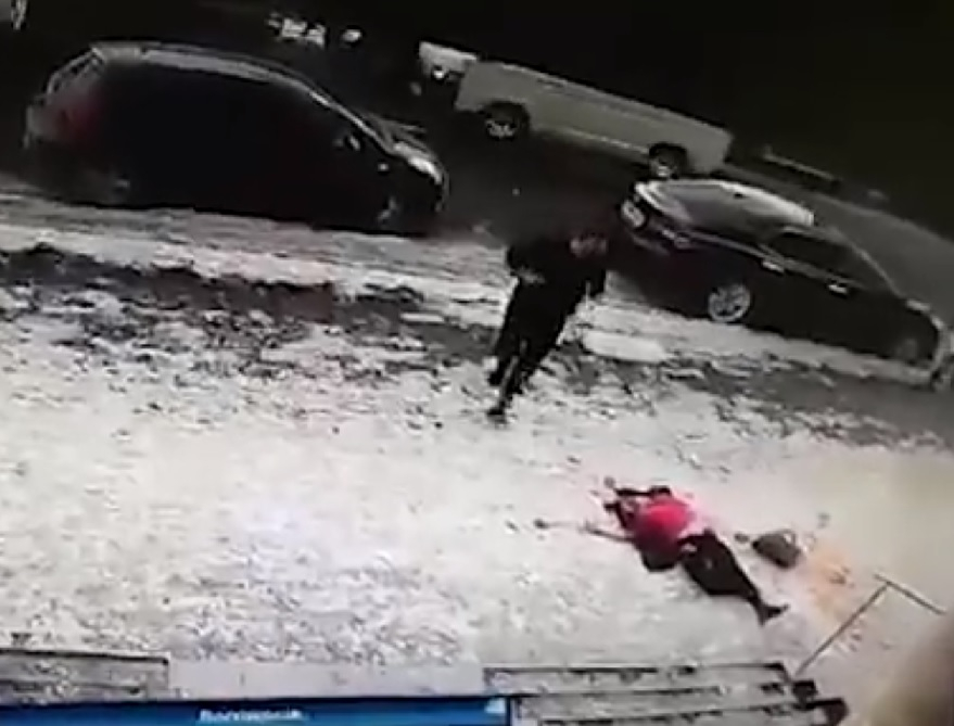 Нелепа смърт: Ледена висулка направи пенсионерка на пихтия (ВИДЕО 18+)