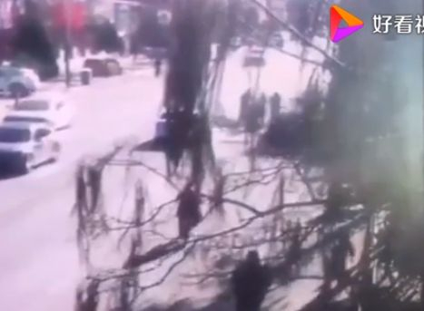 Страховито ВИДЕО: Шофьор вряза колата си в група пресичащи дечица, тела хвърчат по шосето  