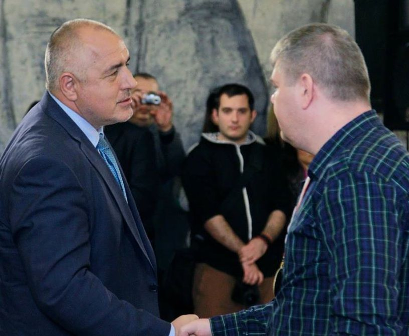 Машинистът от дерайлиралия в Кресна влак се оказа не кой да е! Преди години извършил чутовна храброст и бил награден лично от Борисов (СНИМКИ)