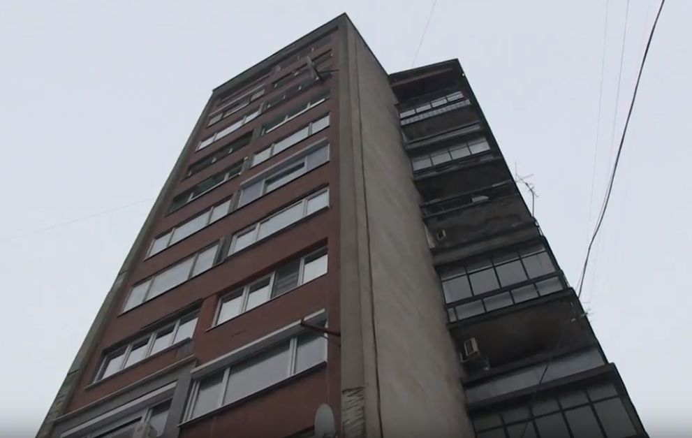 Нещо зловещо се случва в печално известния русенски блок „Русия“ (ВИДЕО)