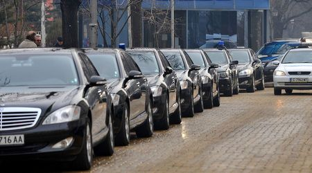 След екшъна между НСО, МВР и Радева! Нов инцидент с кола на Националната служба за охрана! 